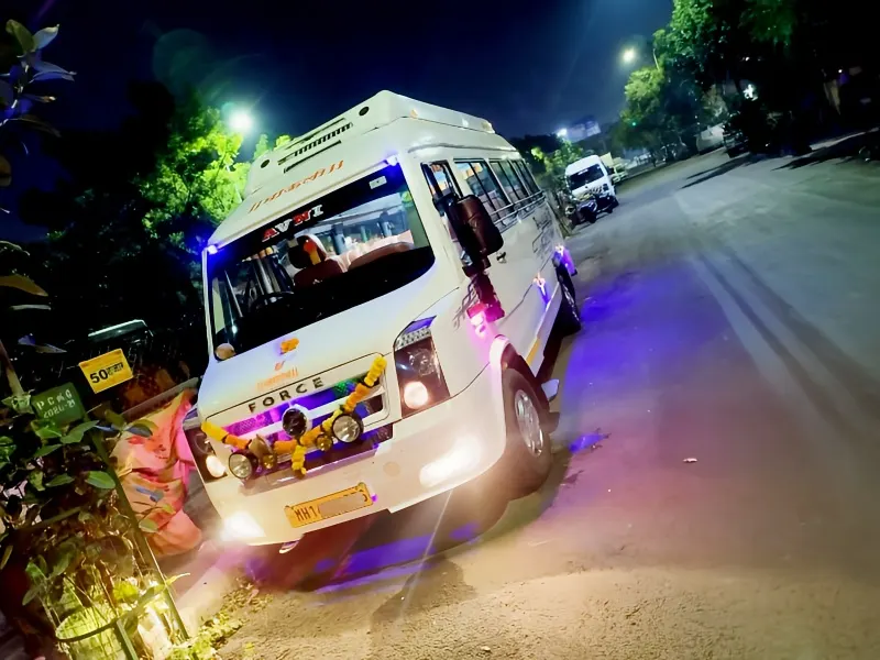 SelectBus 17-seater non-AC Tempo Traveller side profile with windows view